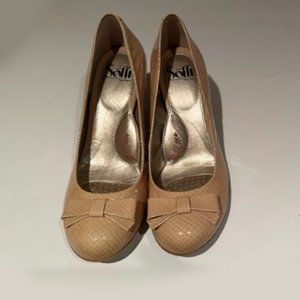 New beautiful cream Sofft heels with front bow, textured finish. Sz 7.5